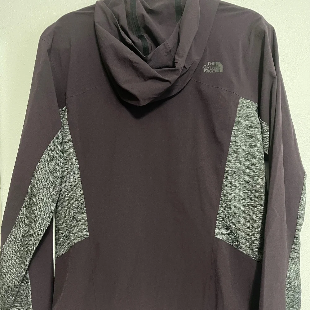 North Face mens purple hooded windbreaker size Medium